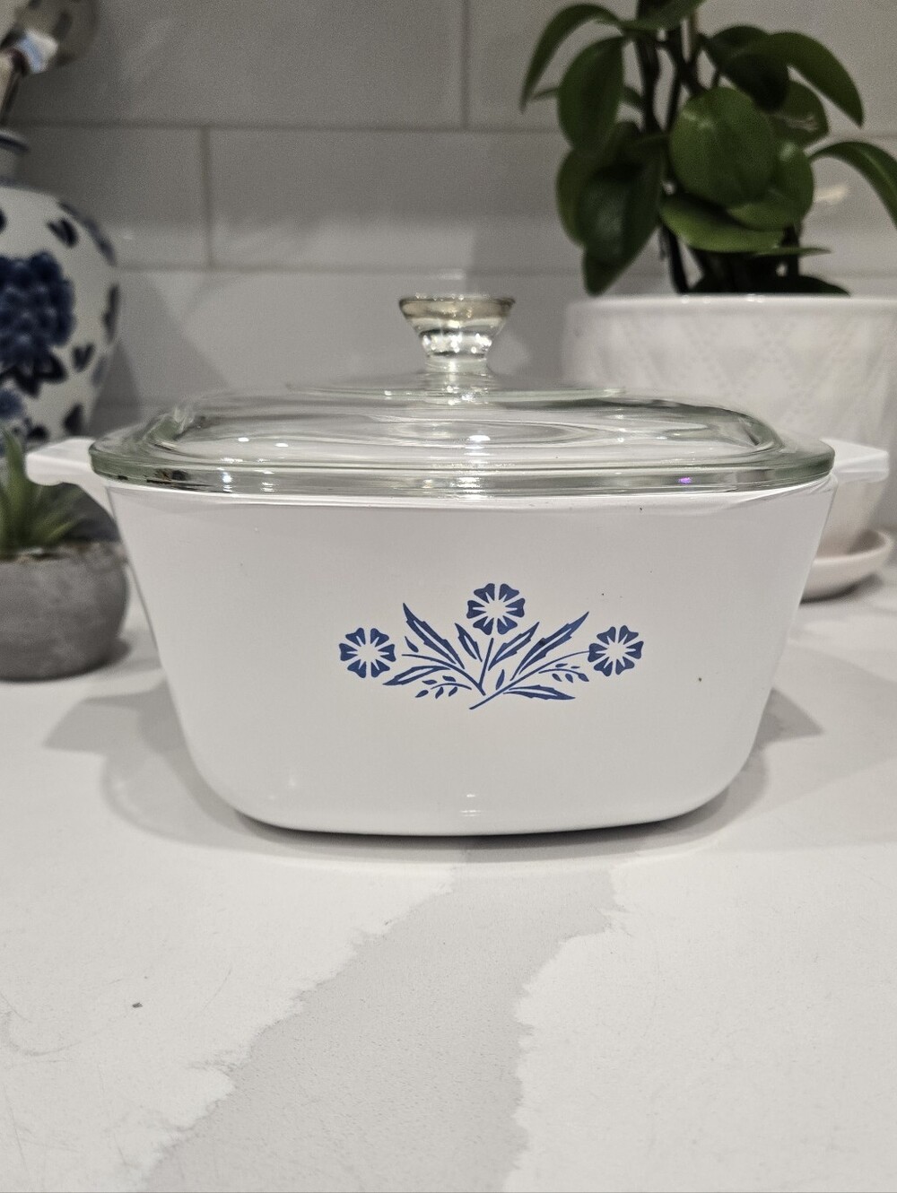 Corningware Vintage 7 Cup P-1 3/4 -B Cornflower Blue Pattern With Matching Lid.